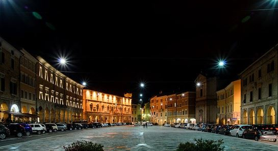 Piazza del Popolo con il municipio ben illuminato: sabato 28 marzo rimarrà spento per un'ora