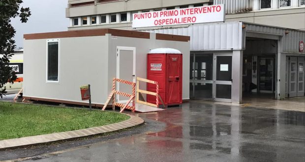 L'ingresso del "pronto soccorso" con un container di sicurezza sistemato accanto alla struttura
