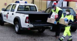 Volontari della Protezione civile impegnati nella spesa per chi ha bisogno di aiuto