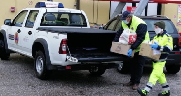 Volontari della Protezione civile impegnati nella spesa per chi ha bisogno di aiuto