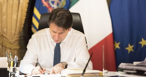 Il premier Giuseppe Conte firma il nuovo Decreto