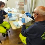 Volontari all'opera per la distribuzione delle mascherine