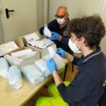 Volontari all'opera per la distribuzione delle mascherine