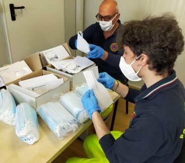Volontari all'opera per la distribuzione delle mascherine