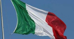 Il tricolore a mezz'asta per le vittime del Coronavirus