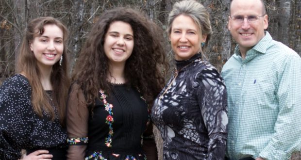 Agnese (seconda da sinistra) con la famiglia americana che la ospita in Minnesota