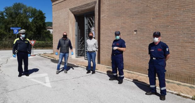 Jacopo Orlandani con il consigliere comunale Michela Pezzanesi, Polizia locale e volontari dell'Anc
