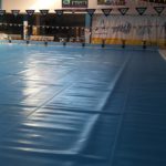 Piscina coperta dai teli durante la chiusura