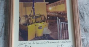 La foto della mitica "Ape" di Nazzareno Grillo nel quadro-ricordo della "Sab" San Severino