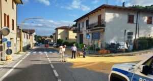 Sede stradale in parte invasa dall'orzo caduto dal camion