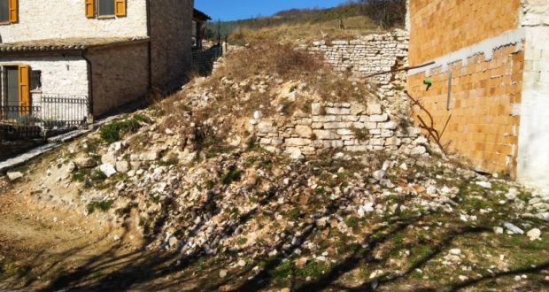 Il cumulo di pietre all'inizio dell'abitato di Elcito