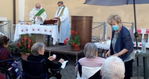 Un momento della messa nel cortile esterno della Casa di riposo