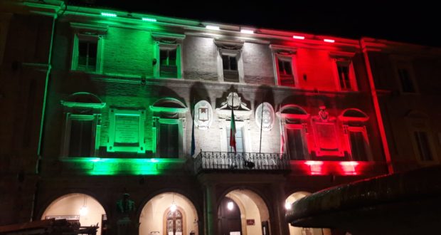 Il municipio illuminato di verde, bianco e rosso