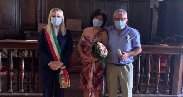 Gli sposi con il sindaco Rosa Piermattei