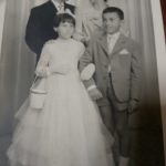 Anna e Giuseppe nel giorno delle nozze con i paggetti Rita Ticà e Paolo Feccia