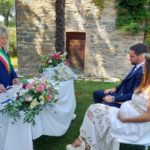 Il sindaco e gli sposi nel giardino di Villa Teloni