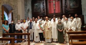 Foto di gruppo dopo la riapertura della chiesa