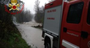 Vigili del fuoco in azione in un'altra zona colpita dal maltempo
