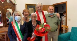 La signora Silvia con i figli Anna Maria e Gianni, con il sindaco e il carrdinal Menichelli