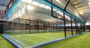 Un campo d paddle tennis