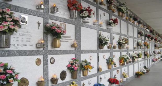 Loculi al cimitero (foto d'archivio)