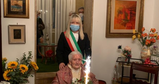 Luigia Vissani con il sindaco Rosa Piermattei