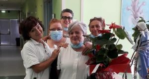 Gabriella Apollinari salutata dalle colleghe dell'ospedale di San Severino