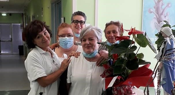 Gabriella Apollinari salutata dalle colleghe dell'ospedale di San Severino
