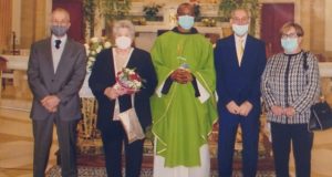Padre Florenten con le due coppie di sposi