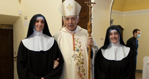Le due neoprofesse assieme al cardinal Menichelli
