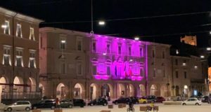 Palazzo comunale illuminato da luce rosa in occasione della Campagna di sensibilizzazione promossa dall'Airc