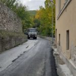 Lavori di asfaltatura all'inizio della strada che conduce al Castello