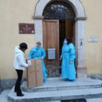 Francesca Forconi consegna materiali alla Casa di riposo