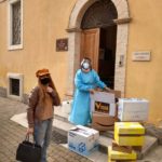 Francesca Forconi consegna materiali alla Casa di riposo