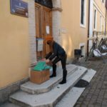 Francesca Forconi consegna materiali alla Casa di riposo