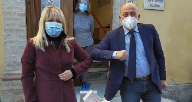 I sindaci al momento della consegna del materiale alla Casa di riposo