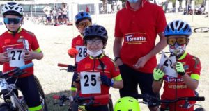 Il tecnico Aquili con alcuni giovani ciclisti