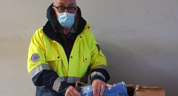 Dino Marinelli con il materiale donato