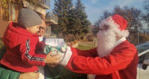 Babbo Natale consegna un regalino a un bimbo di Cesolo