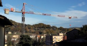 La gru sistemata in viale Bigioli per il cantiere dell'Ipsia