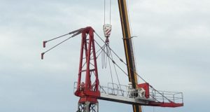 Operazioni di montaggio della gru