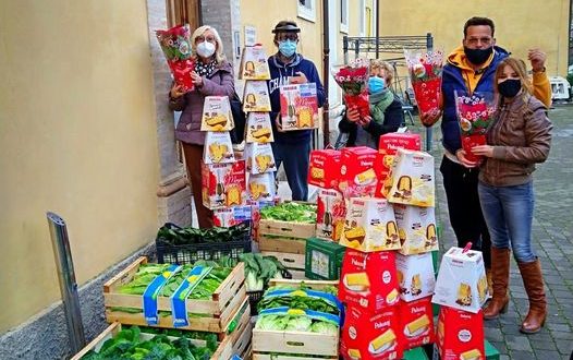 Gli amici della Puglia con Francesca Forconi alla Casa di riposo