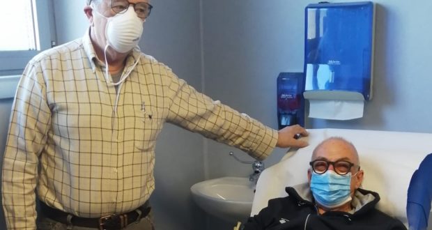 Dino Marinelli mentre dona sangue per la 135esima volta nella sua vita. A fianco il presidente dell'Avis, Anelido Appignanesi
