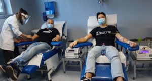 Padre e figlio donano insieme