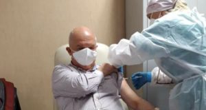 Il dottor Agostino Ciambotti si sottopone al vaccino anti Covid