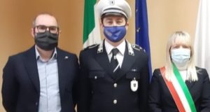 Il nuovo comandante Bizzarri con il sindaco Piermattei e l'assessore Orlandani
