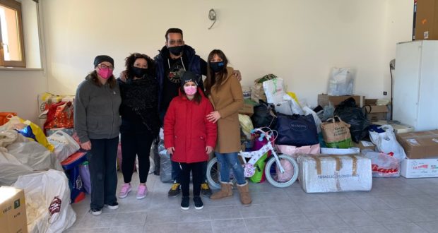 La famiglia Mazzone con la presidente di "Help", Cristina Marcucci
