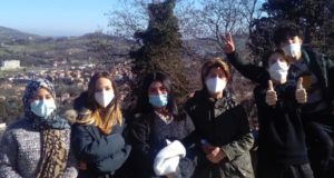 Studenti impegnati nel trekking urbano