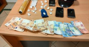 Il materiale, la droga e i soldi sequestrati