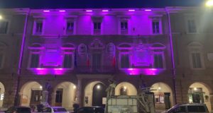 Municipio illuminato di viola
